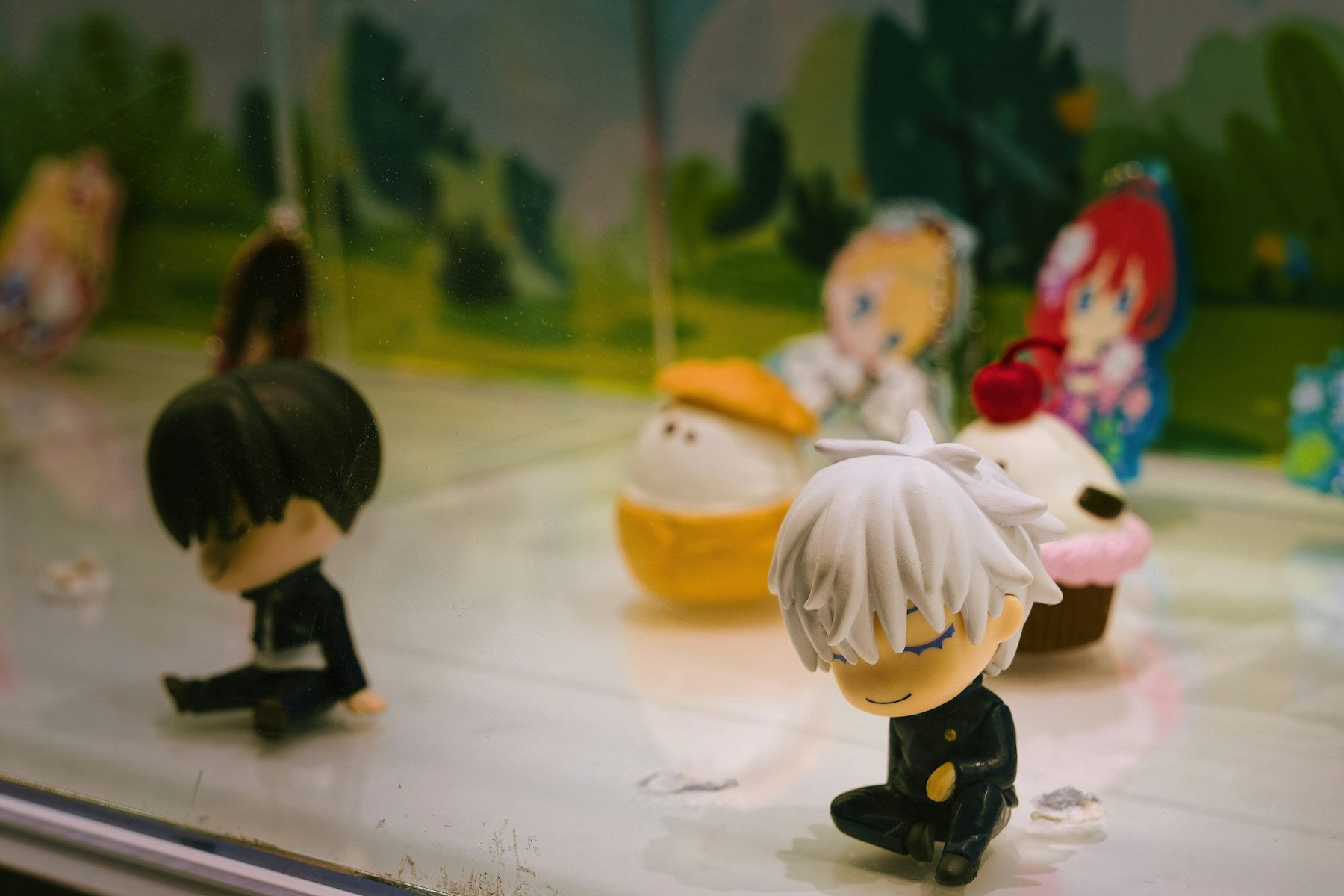 Figurines colorées exposées en boutique